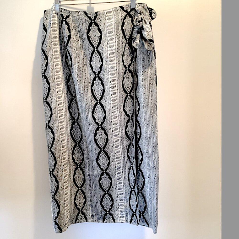 Talbots Classic B & W silk  pencil, faux wrap skirt, Size 14, back zipper, lined